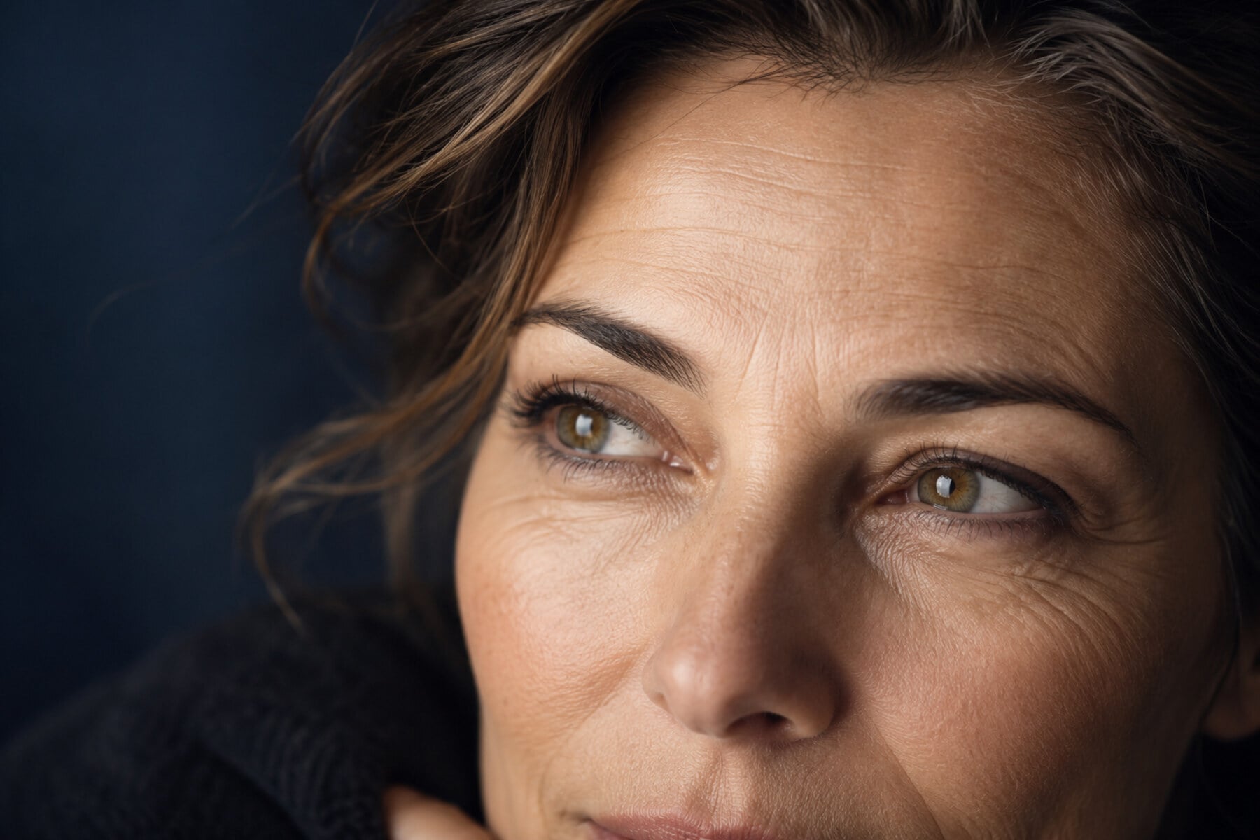 Primer plano de la mirada de una mujer madura — blefaroplastia en São Paulo, Brasil, con el Dr. Lucas Carneiro